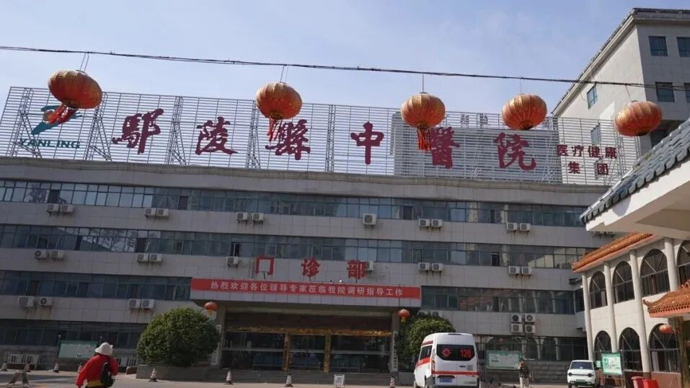 “医院安排拍片技师代替医师出具诊断报告”，相关领导、责任人停职调查