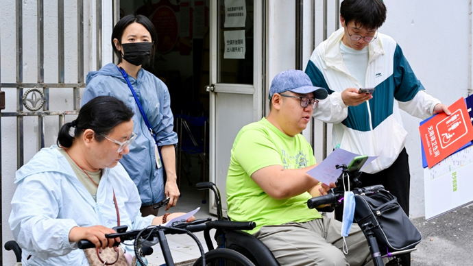 社区微观察｜走街调研听民声，“一米视角”焕新小区标识