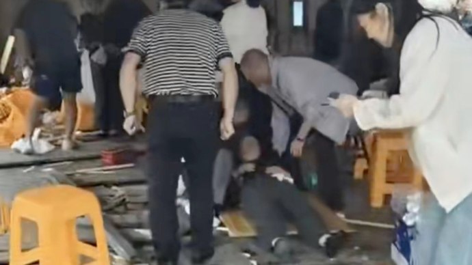 一宝马车撞进丧事现场！官方通报：倒车时操作不当，已致1死7伤