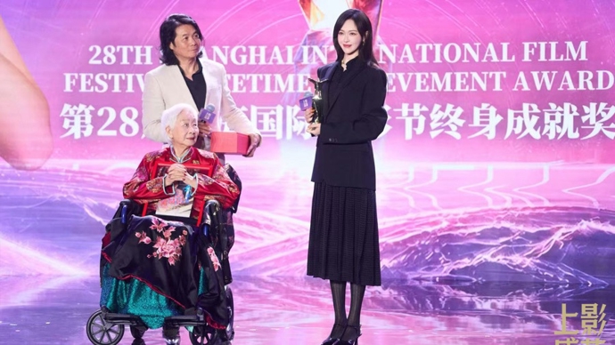 卢燕将上海国际电影节“终身成就奖”奖杯，赠予上海电影博物馆