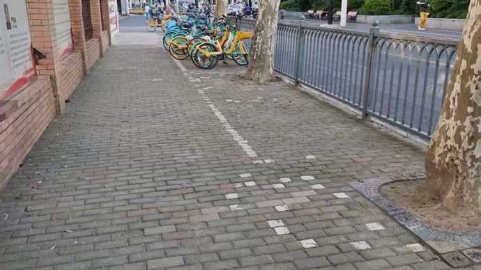 新闻追踪｜堵了许久的上街沿终于敞亮了 原来车辆乱堆的原因竟是……