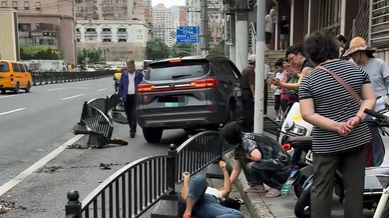 今天下午大木桥路近肇嘉浜路机动车撞击围栏后冲上人行道 有人受伤送医