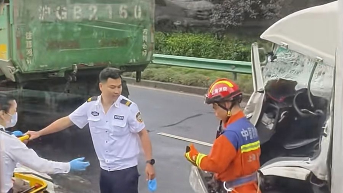 外环高速：货车追尾，土方车驾驶员被困