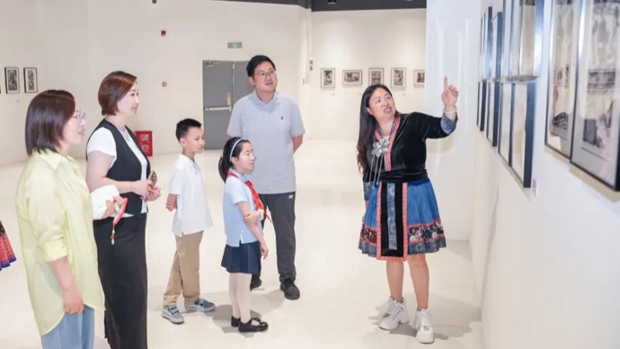 一场跨越山海的“艺术相逢”，非遗阿峨版画与沪上小学生画作同框
