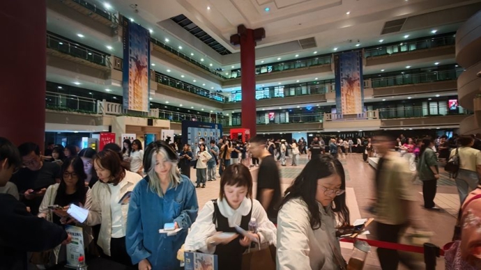 在《剧院魅影：25周年纪念演出》放映现场，影迷与剧院双向奔赴