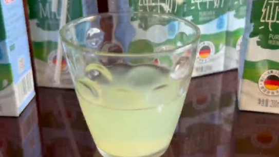 上海市民惊呆：知名品牌进口奶怎么是淡黄色的水，还有股酸臭味？