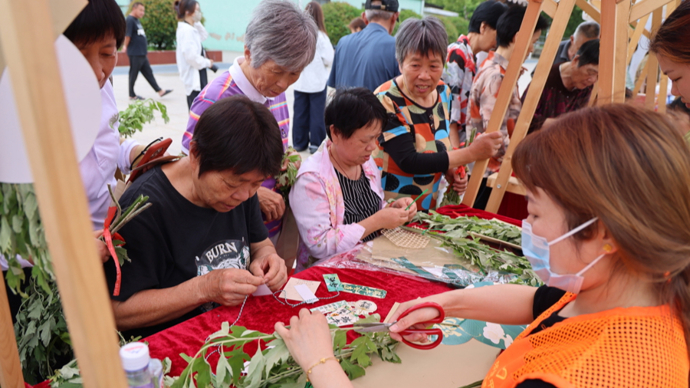 点雄黄、沐兰汤、扎兔子灯……金山朱泾这场端午活动，让传统民俗可触可感可及