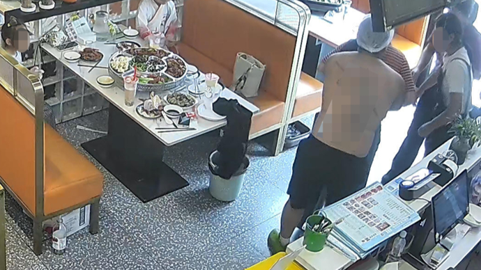 厨师半裸飞奔救助卡喉顾客，被质疑不穿上衣贴近女性！本人回应：心里不好受