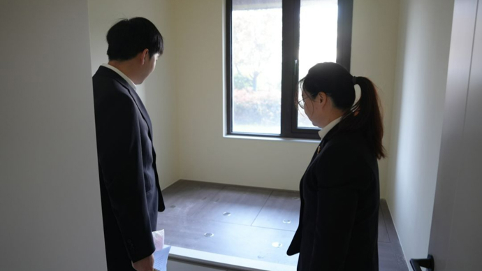 愤怒又委屈！男子花20万元装修的新家，竟是邻居家！因开发商把门牌贴错！
