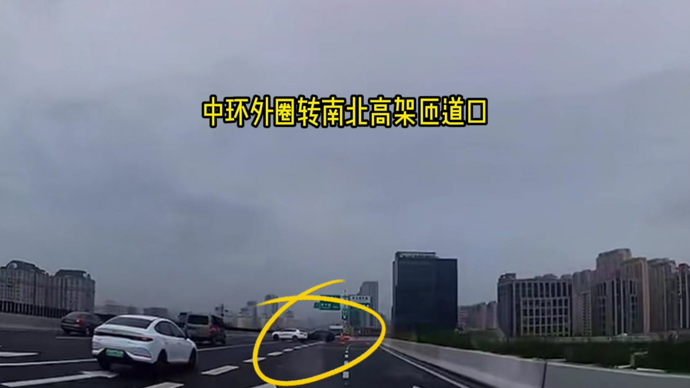 今晨中环，SUV连续变道引发撞车