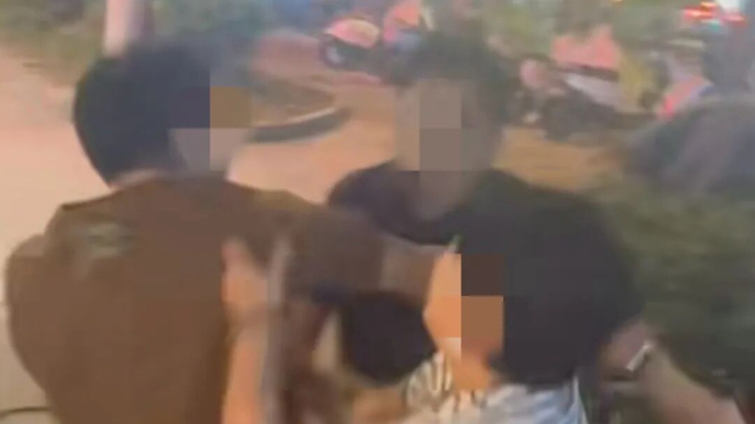事发上海一餐馆，男子为护孕妻两次劝烟遭掐脖殴打，吸烟男子被罚500元
