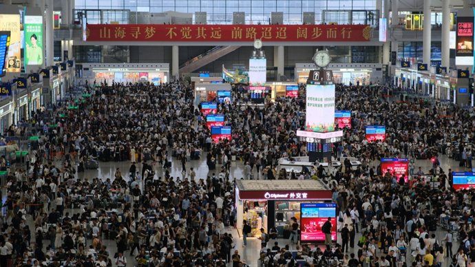 端午假期首日70.8万人次涌入上海火车站，各大车站节日氛围浓