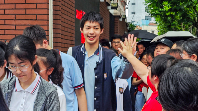 人生初考，少年上场！2026上海中考雨中开考