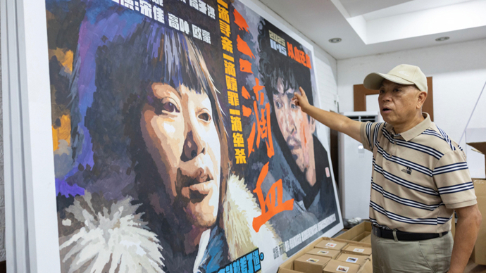 给张艺谋送海报的73岁美工师：“我画了大半辈子电影海报”