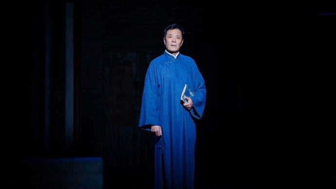 69岁刘威再演《四世同堂》说书人，“我至今会在入睡前背台词”