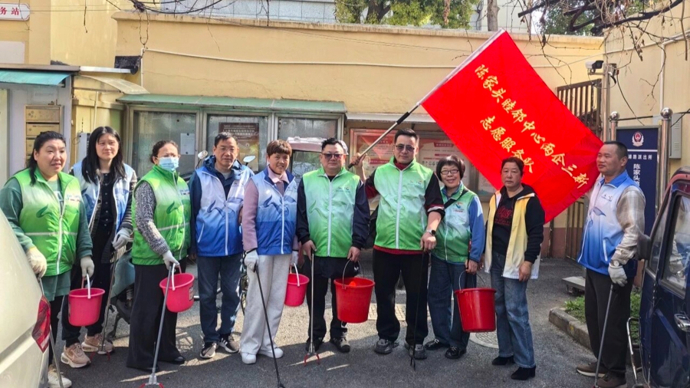 他是管理四个快递站点的站长，也是社区两企三新志愿服务队的一员