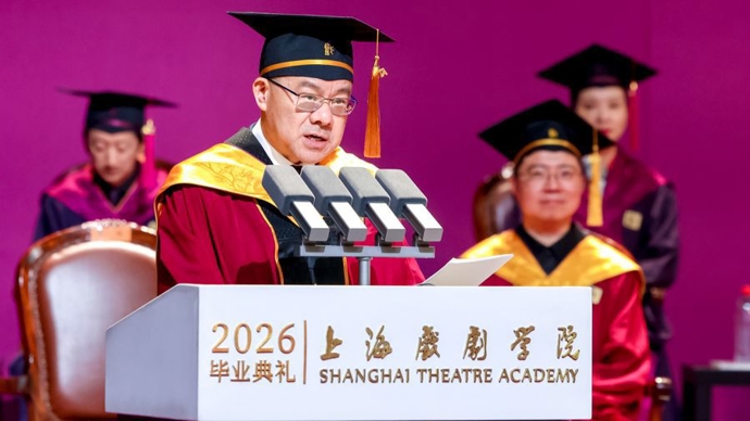 上戏毕业典礼，院长黄昌勇惊喜送学位服，“爱心人士”非上戏校友，希望匿名