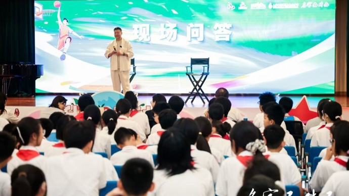冠军教练给冠军学校讲“冠军心”，励志精神点燃少年成长路