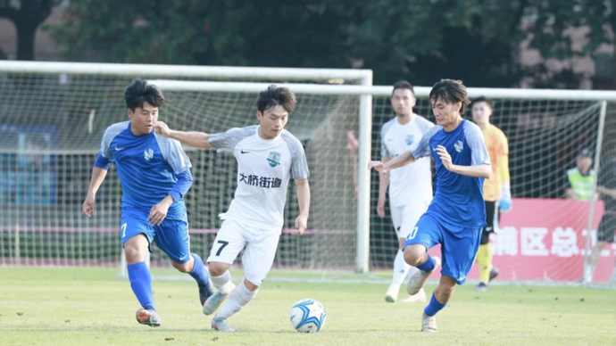 第10届杨浦区足球超级联赛开幕，四平路街道主场4:0零封对手开门红