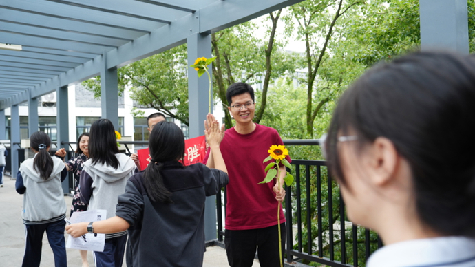 高三班主任和学生高考后送外卖：成功不止一条路