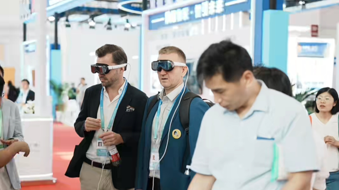 链博会上“科技梅花”绽放 李佩红携VR《穆桂英再挂帅》开辟文化出海新航道