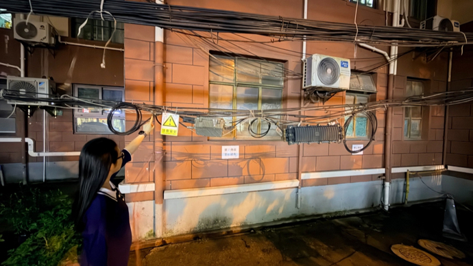 空中悬垂“蜘蛛网” 居民通行“吓牢牢”