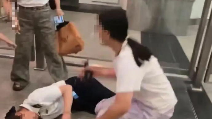 “广州东站一旅客辱骂殴打工作人员”？官方通报：该旅客错过检票时间，已被带走调查