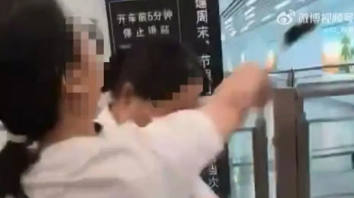 迟到5分钟已停止检票，女子大闹检票口辱骂殴打工作人员，官方通报详情