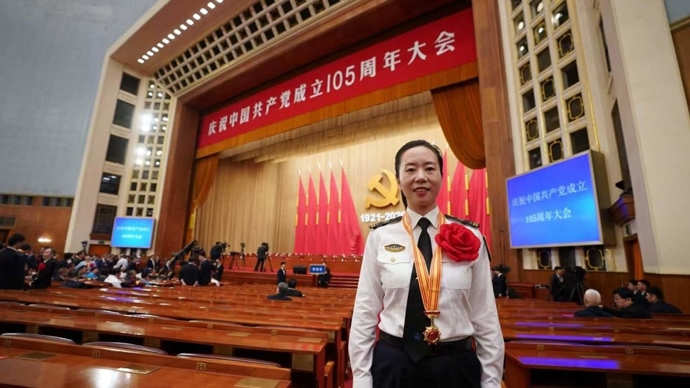 走上领奖台“海巡01”轮船长詹春珮：“比我想象中还激动”