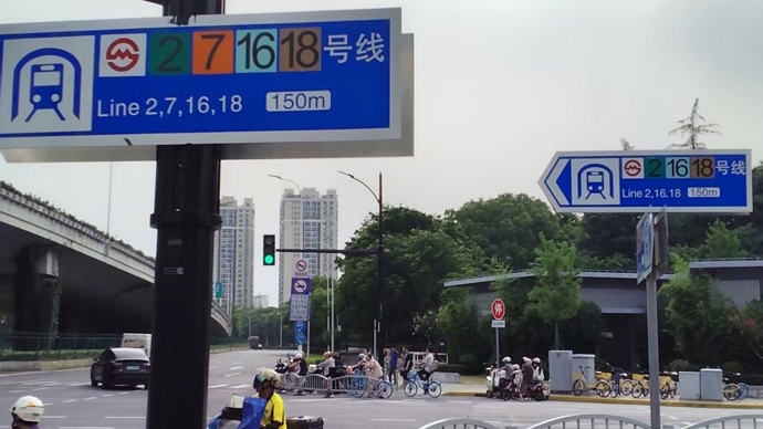 仅仅相隔数米两块路牌信息不一还存缺漏 这条线路到底有没有？