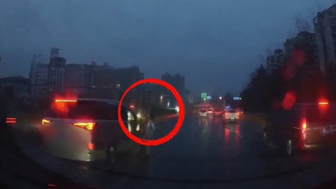 跨越隔离带横穿马路，行人被车两连撞后身亡！上海交警：行人承担事故全部责任