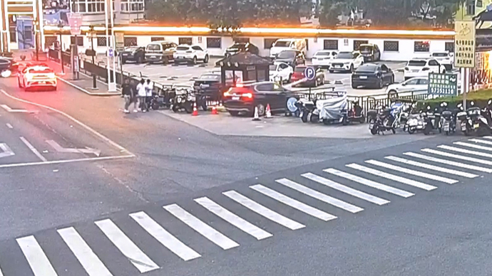 嘘寒问暖的“兵哥哥”竟是骗子？上海警方当街摁住取现“车手”，查获32万元