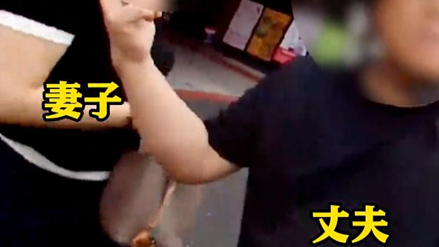 “等你娶了老婆就懂了！”上海男子当街央求民警，网友笑了：家庭地位一目了然