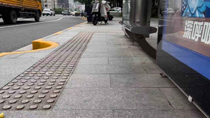 公交站座椅“太矮”引老人吐槽：坐得下却起不来 适老化改造还需“再抬一把”