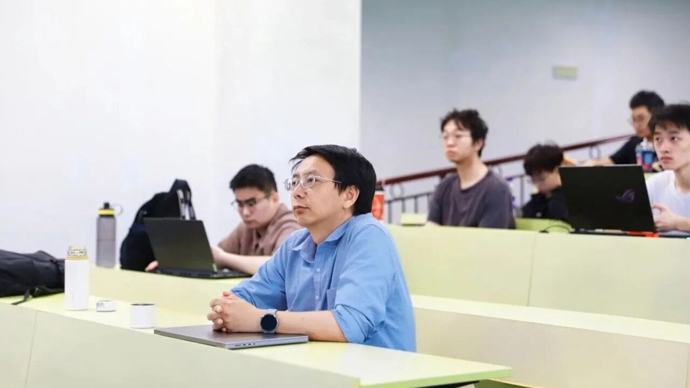 4名大学生让AI考0分，复旦肖仰华：学生能力差距正被AI拉大