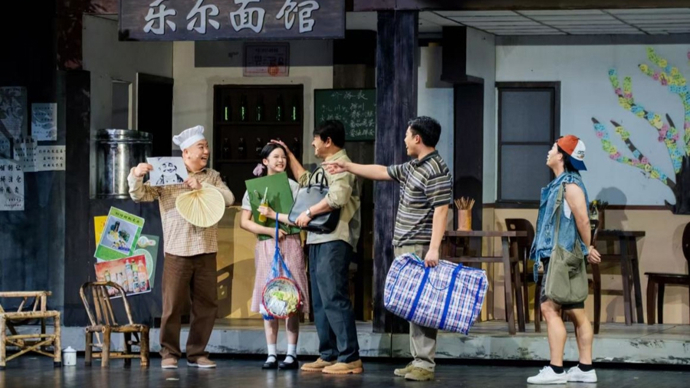 一碗面串起两座城的奋斗记忆，话剧《梦想天堂》登陆申城