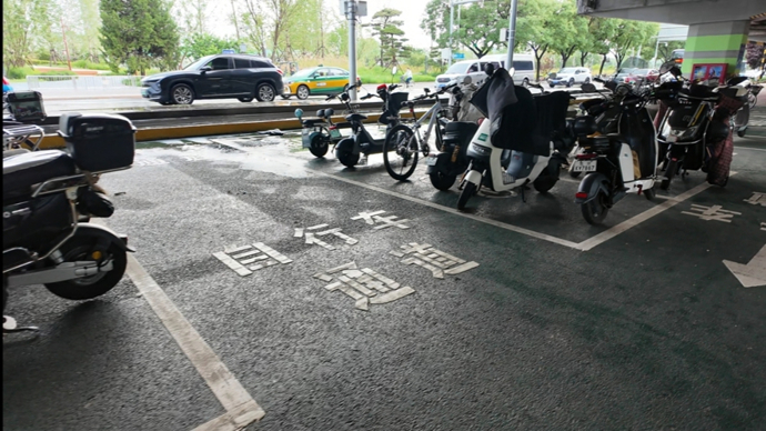 共享单车围城、医院门口堵成“一锅粥”？北京“变”出停车空间破解出行痛点