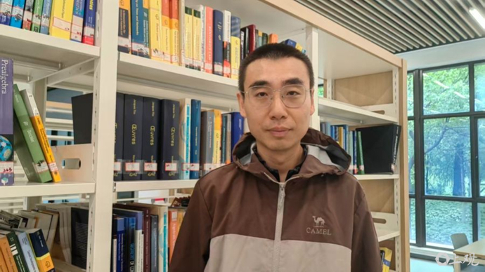 一个数学家能有多“抽象”？他研究如何区分高维空间的“足球”和“甜甜圈”