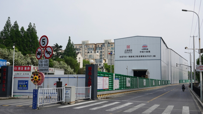 隔离噪声、扬尘与强光外溢，建筑工地加“罩子”｜夏令热线
