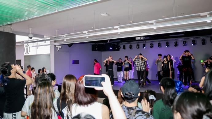 上海商场“冷区”：年轻人扎堆新场域，“随舞”激活消费