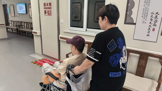 上观评论｜规范陪诊师准入门槛，有利于提升老人就医体验