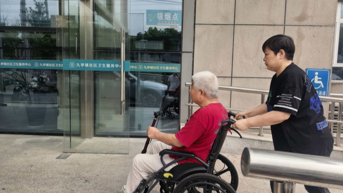 实探上海陪诊市场，一些老人从“不考虑”到“月月订”