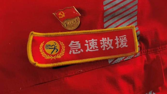 齐脖深的水里，上海救援队和村长拖着船走 | 新民特稿