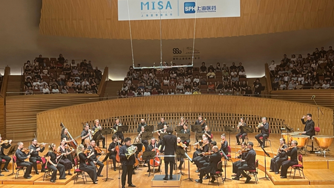 柏林爱乐圆号首席曾韵闪耀 MISA，与极光管弦乐团指挥拥抱跳跃中欢乐谢幕