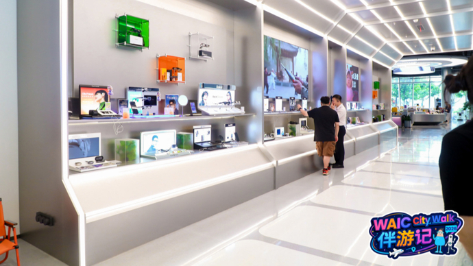 WAIC City Walk探访上海AI创新生态——AI正变得可感、可用
