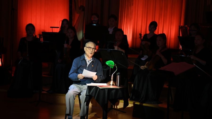 《红旗颂》落幕，96岁作曲家吕其明向乐手与观众深深鞠躬致谢