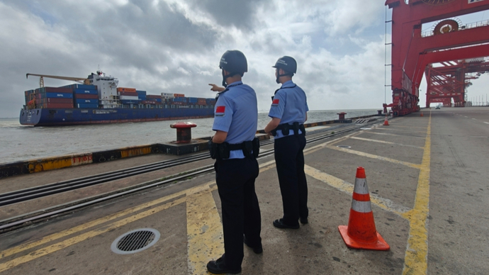 台风“巴威”逼近，上海外高桥口岸泊位全部清空，停工封港