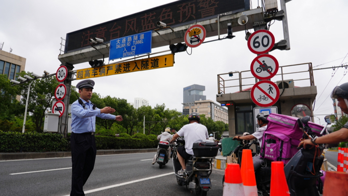 轮渡因台风停航，警车护送非机动车越江
