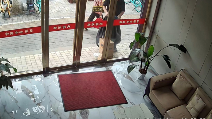 清晨街头现贼影，盗窃饭店门前食用油