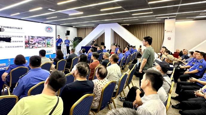 徐汇城管“公众开放日”晒治理新招：油烟设摊巧化解，多方共赢暖民心